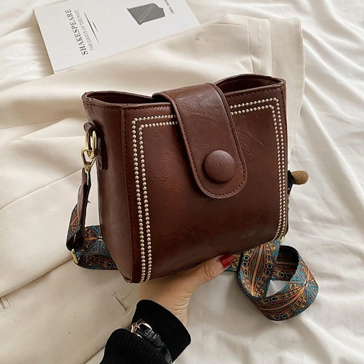 Bootara Bucket Bag, Fashion Crossbody Bag, Leather Crossbody Purse with Vintage Bunny Charm for Women with Adjustable Strap