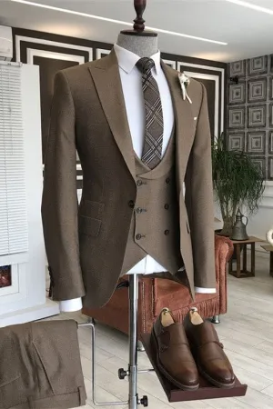 Glamorous Coffee Peaked Lapel Three Pieces Business Suits Slim Fit Wedding Suits